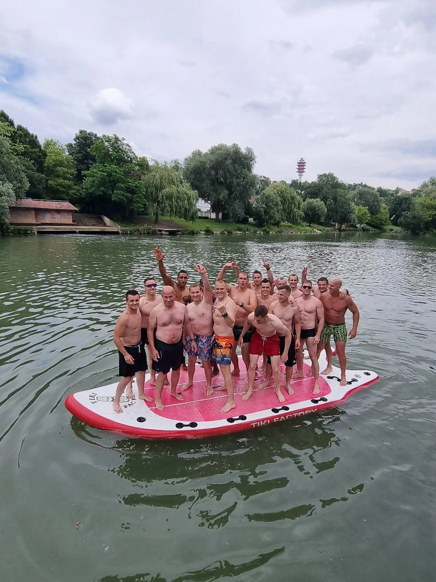 Megapaddle géant avec vingt personnes sur la Marne